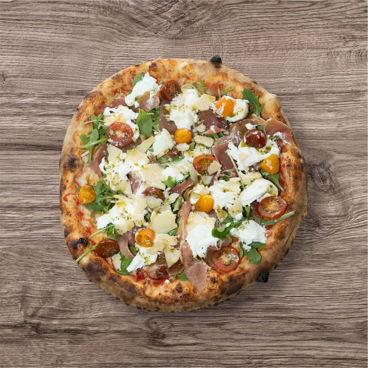 Italia ▪ 16€ : sauce tomate bio, fior di latte, roquette, jambon de Parme, burrata, parmesan (24 mois), tomates cerises, basilic