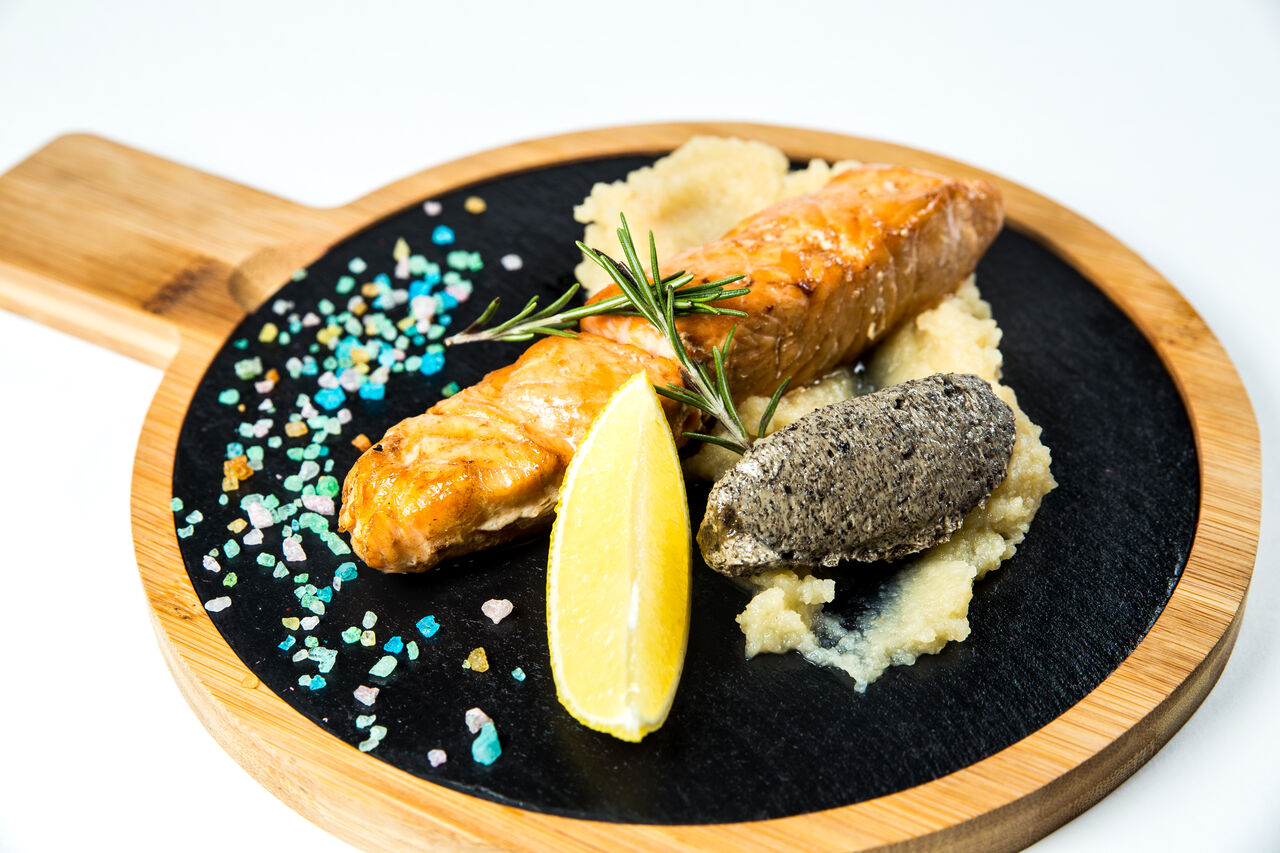 Лосось з грушевим пюре та маслиновим топінатом.