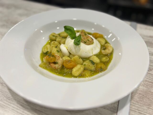 Ñoquis con tomate cherry amarillo, anchoa, gambas y burrata