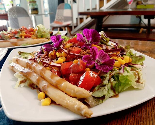 Salade de jeunes pousses et crudités