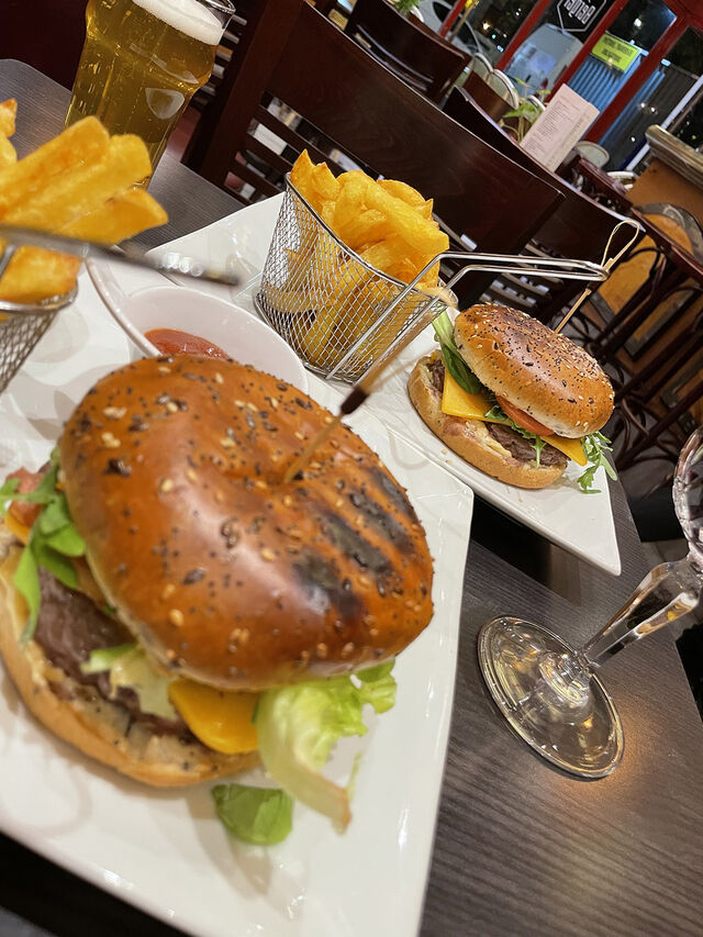 le classique Bacon-Burger Frites, maison bien entendu jusqu'au ketchup et mayonnaise