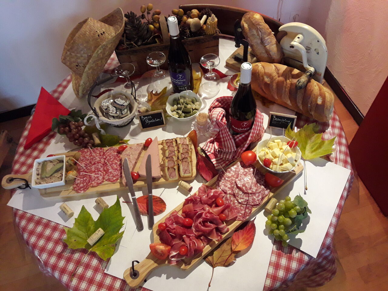 On fête le beaujolais nouveau avec un buffet de charcuterie offert !