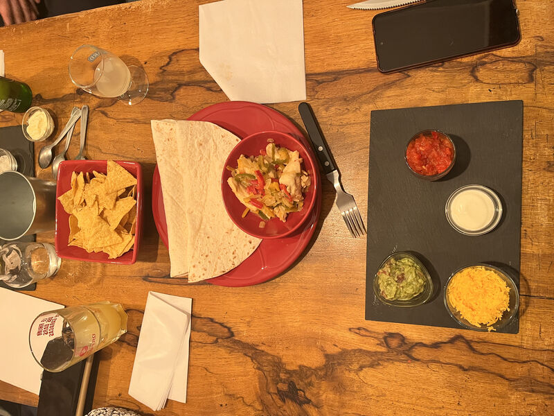 Fajitas maison
-Guacamole
-Sauce Tomate
-Crème fraiche
-Cheddar
-Poulet poivron