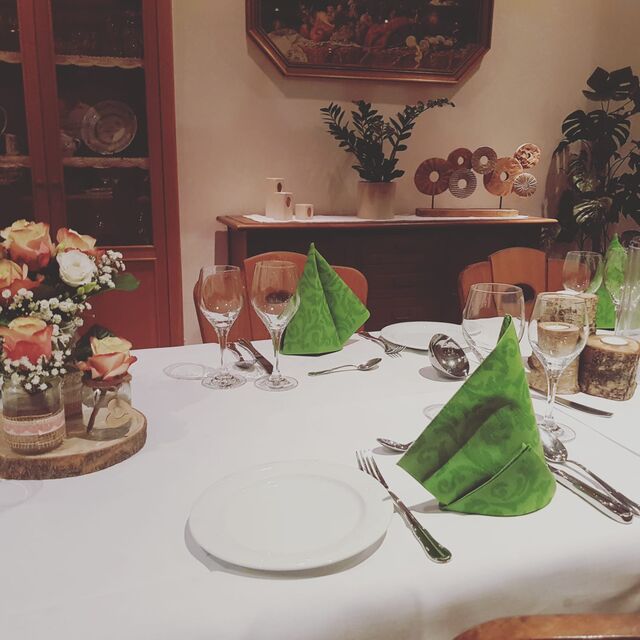 Tafel im kleinen Saal