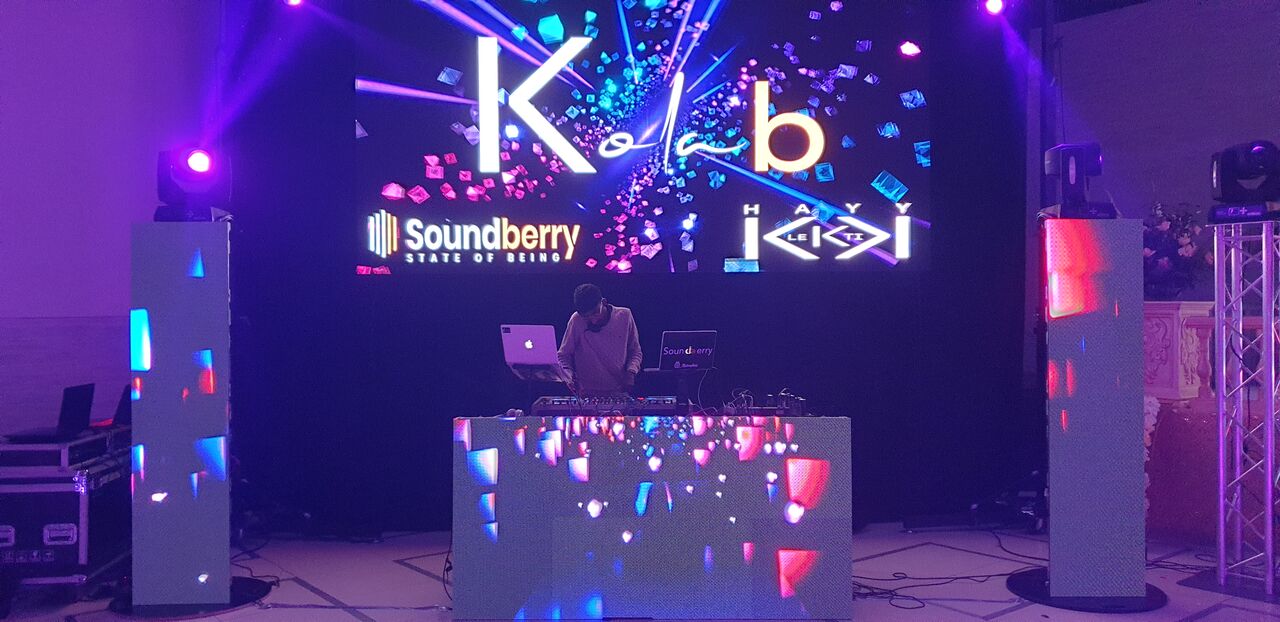 Installation DJ avec écran LED géant + cabine en écran + totem en écran + lumière LYRE