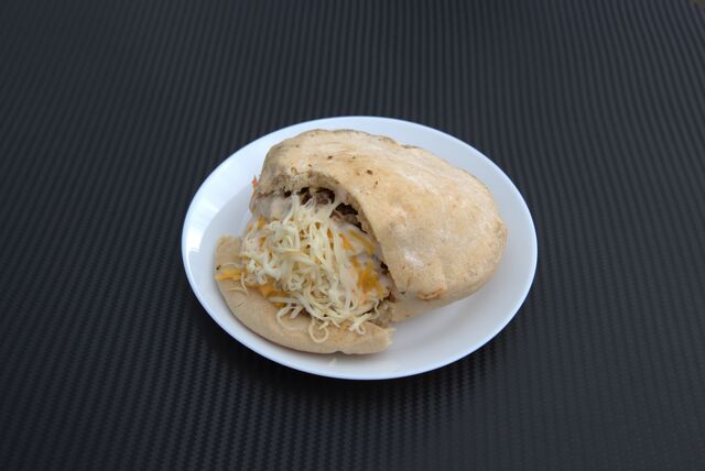 Giga gyros pita friss zöldségekkel, gyros hússal, füstölt sajttal.