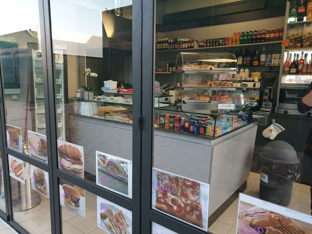 Vetrate d’inverno.. “Eddy Fast Food” Mercato Turistico, Isola nuova del tronchetto, Venezia. Italia 