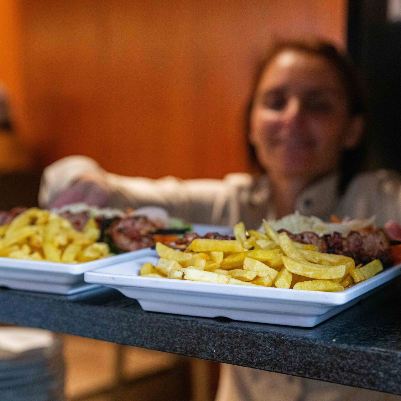 Sabor no prato e alegria no serviço…