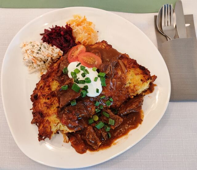Kartoffelpuffer mit Rindergulasch