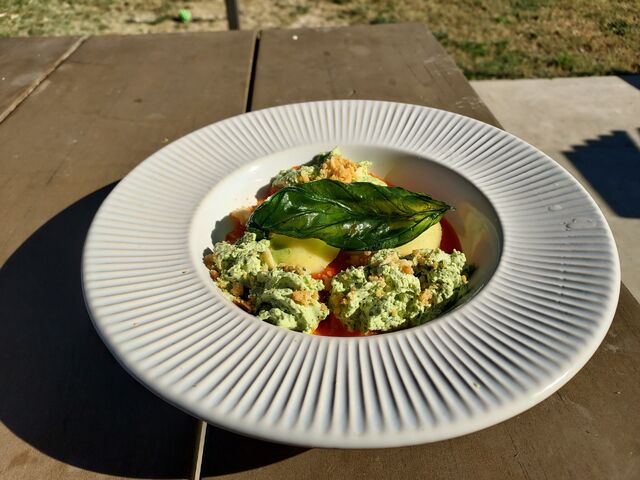 Raviole de brousse au citron/basilic et espuma de crème au basilic