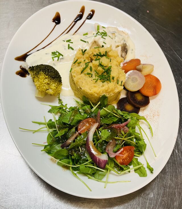 Filet de merlu, écrasé de pommes de terre et ses petits légumes 