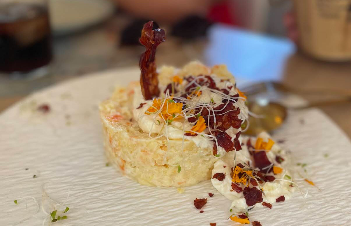 Ensaladilla rusa con mahonesa de huevo frito 