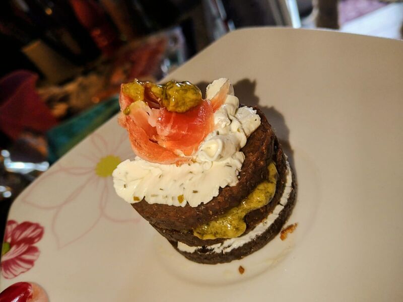 Pumpernickel mit Frischkäse und Pesto