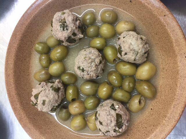 boulettes de viande et olives, accompagnées de leur sauce blanche 