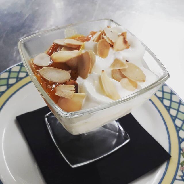 PANACOTTA MAISON AU CHOCOLAT BLANC ET AUX ABRICOTS , CREME MONTEE MAISON, AMANDES TOREFIEES
