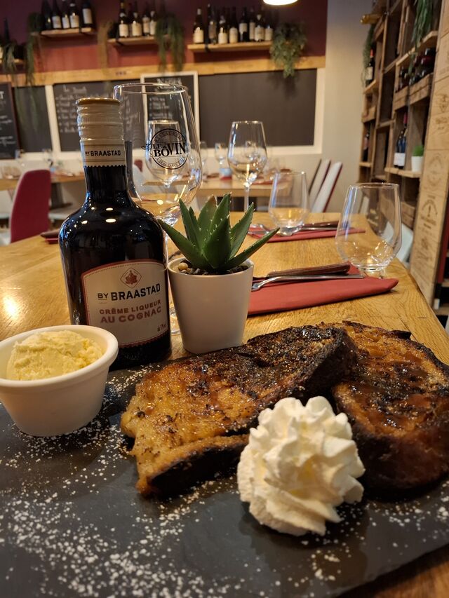 Pain perdu avec son coulis caramel et sa boule de glace à la vanille