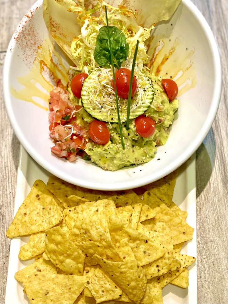 Guacamole con tortitas de maíz.
