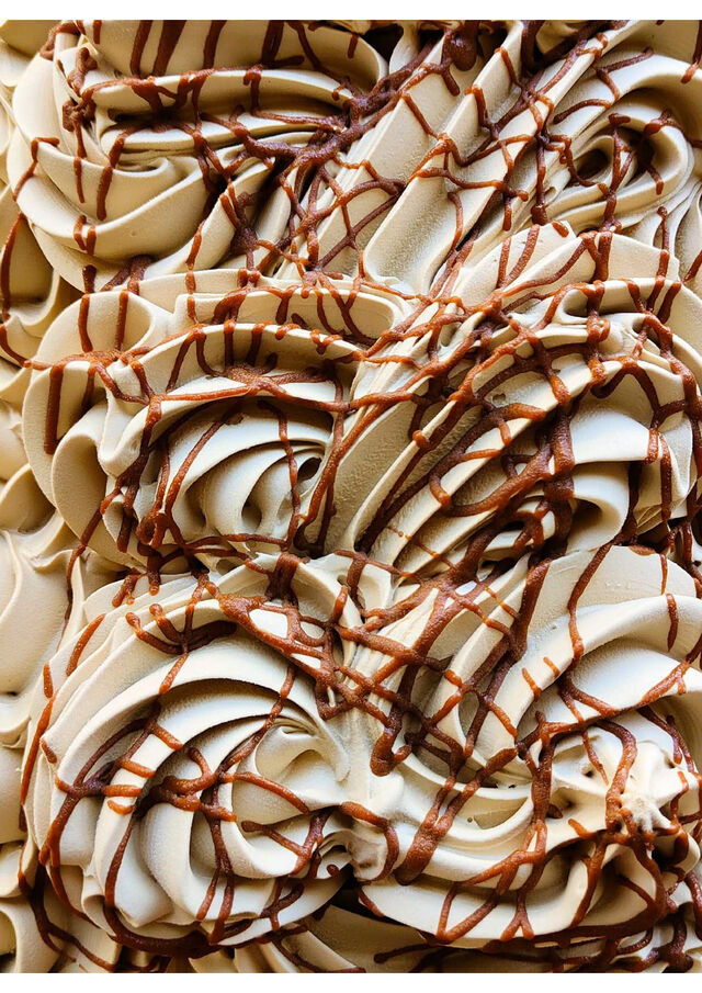 Délectez vous de l’onctuosité de notre glace Caramel Beurre et Salé, la recette incontournable d’un délice indémodable.