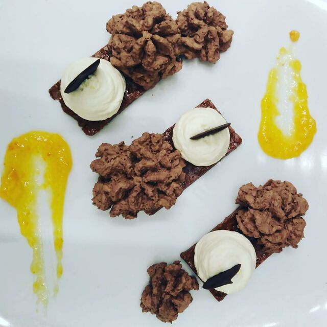Mousse au Chocolat au Siphon / Feuillantine Pralinée / Mousse Chocolat Blanc / Marmelade d'Orange