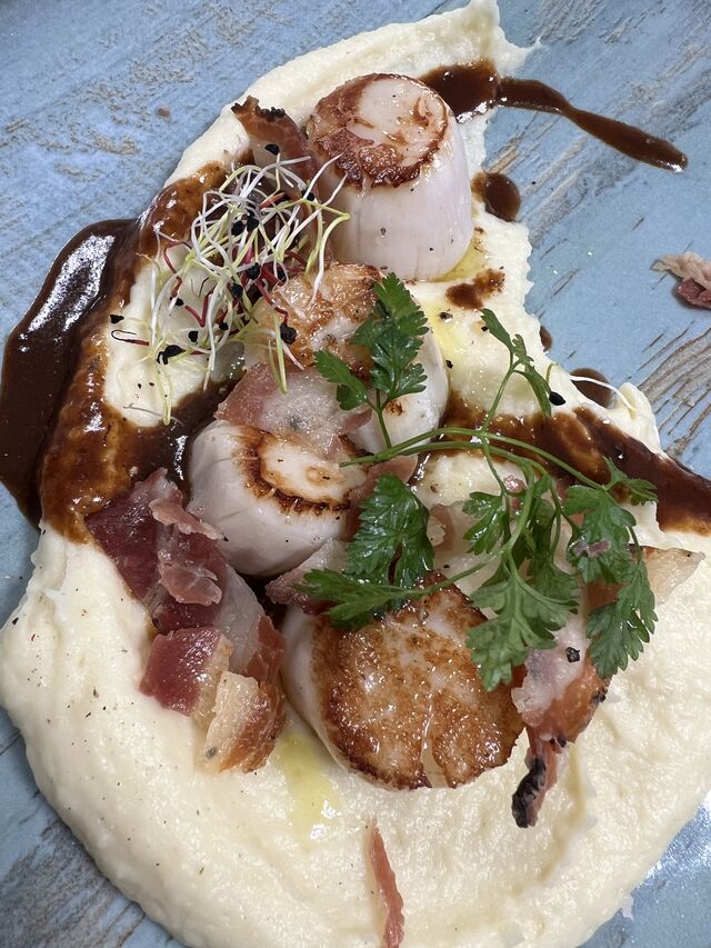 Les Saint Jacques de la Côte d’Opale, Jus Corsé, Mousseline de Panais et Pancetta Grillée