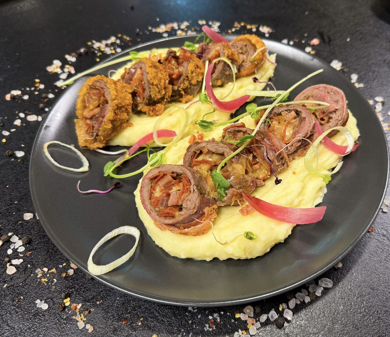 TÖLTÖTT BORJÚSZŐZ ROLÁD VARIÁCIÓK PARMEZÁNOS BURGONYAPÜRÉVEL