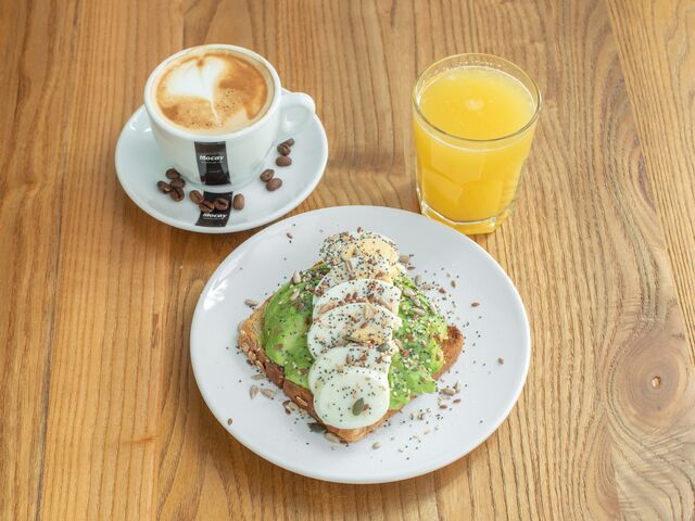 Merienda Tostada aguacate con semillas, Cafe con leche, zumo de naranja