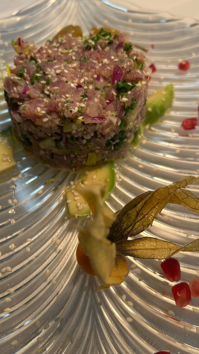 Lachstatar mit Avocado