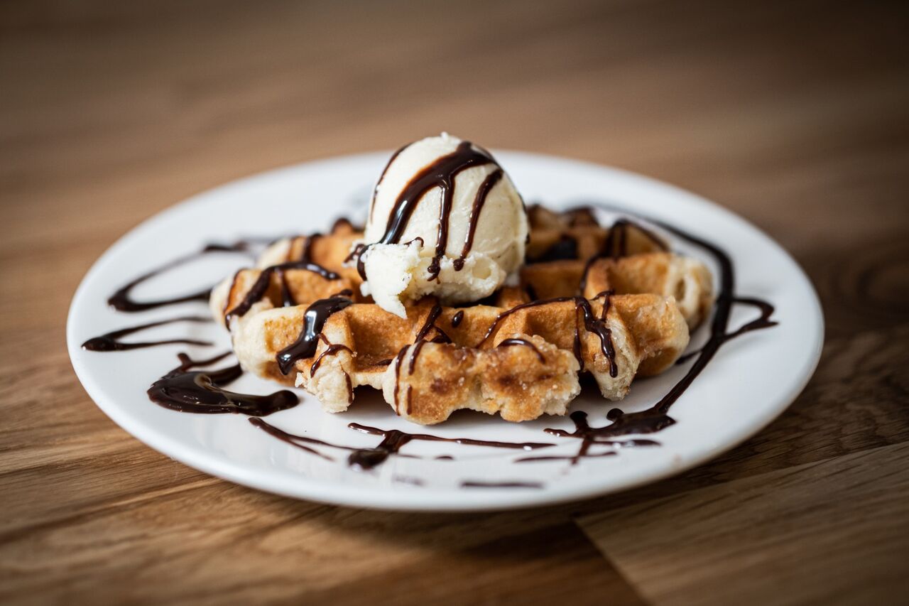 Belgische Waffel Mit einer Kugel Vanilleeis 