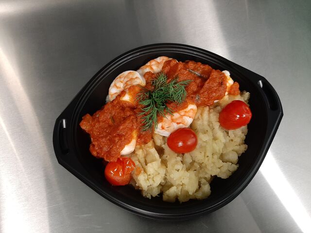 Queue de crevette sauce tomate et écrasé de pomme de terre 