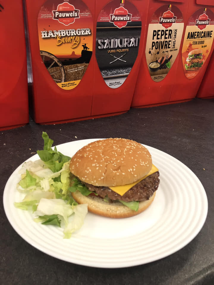 CHEESE
1 steak, 1 cheddar, sauce au choix, salade, tomate, oignon