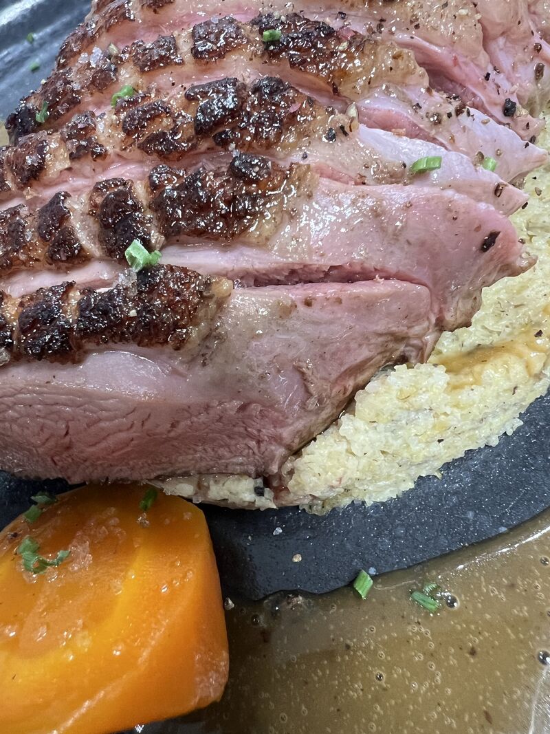 Le Magret de Canard, Carottes Glacées dans un Jus au Miel et Polenta à la Tartufata