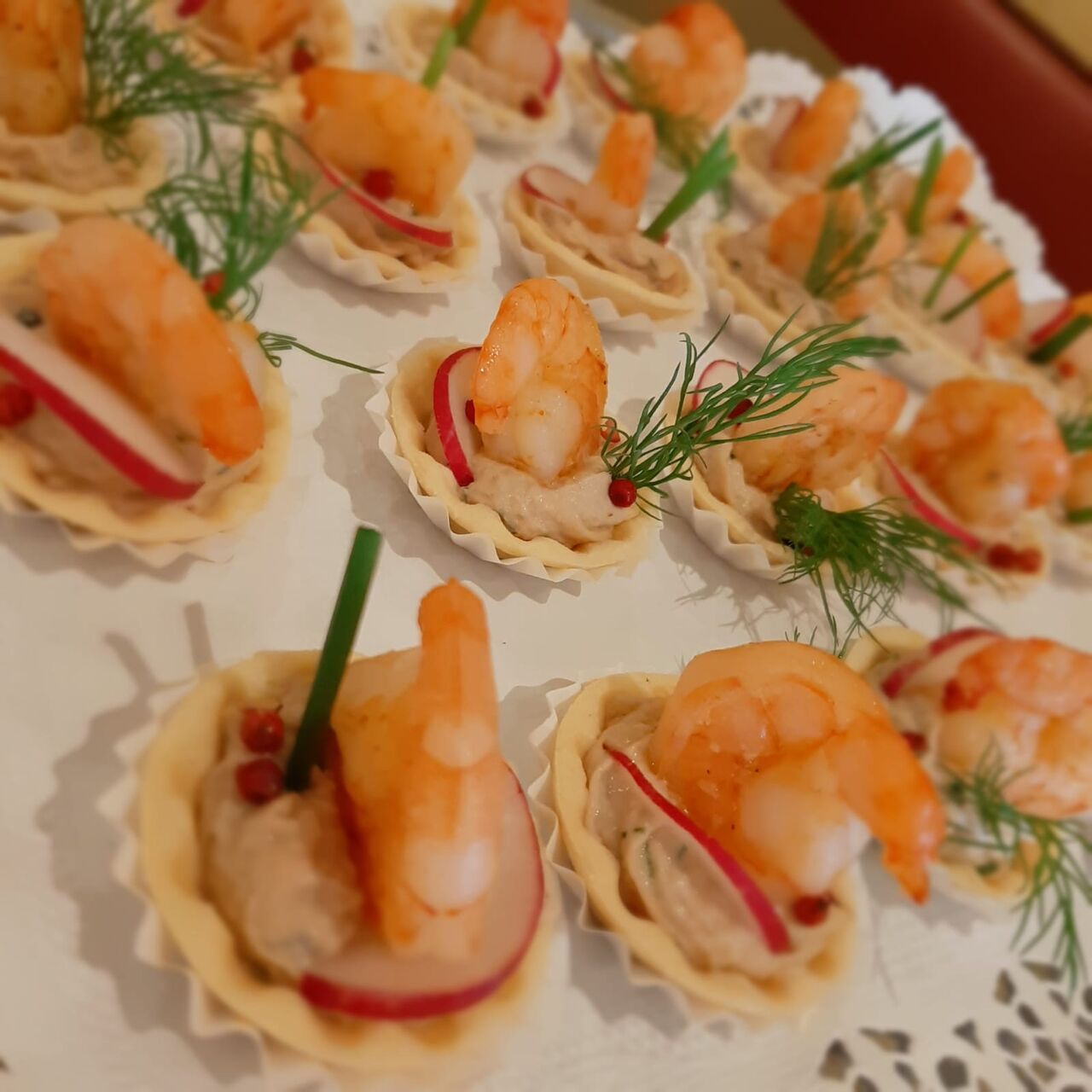 Neben den obligatorischen Sekt gibt es auch Häppchen für die Gäste, die den Hunger stillen und gleichzeitig den Appetit anregen.