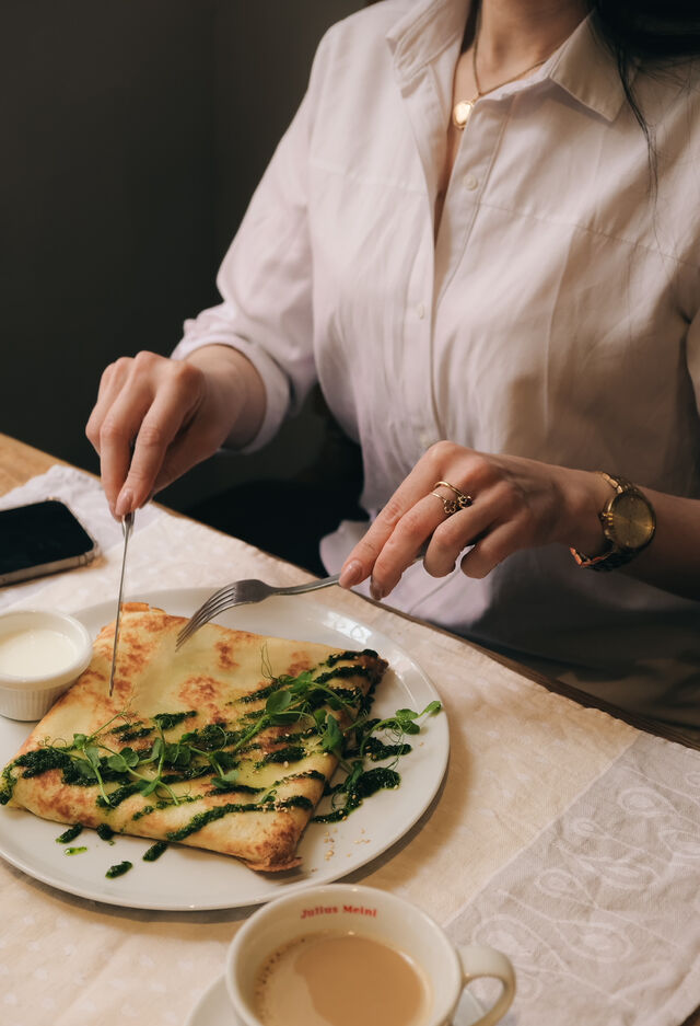 Naleśniki z twarogiem, serem blue, szpinakiem, pomidorem w oleju