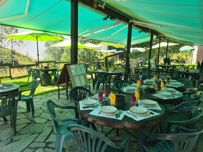 La terrasse en été pour profiter du panorama sur les montagnes