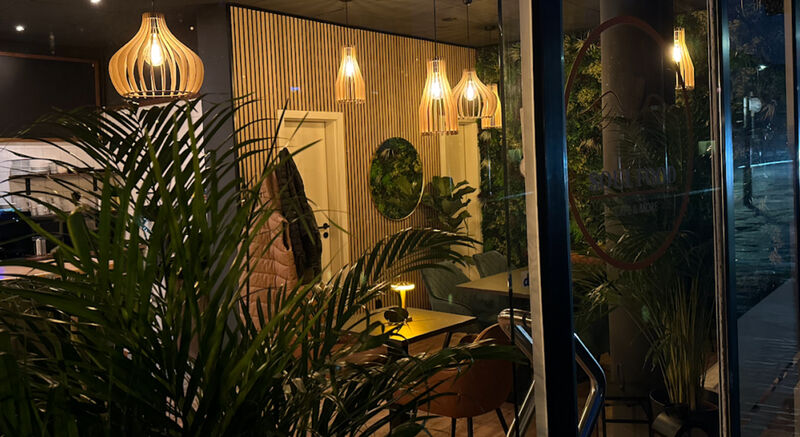 Eine gemütliche Atmosphäre. das Gäste mit einem Lächeln begrüßt