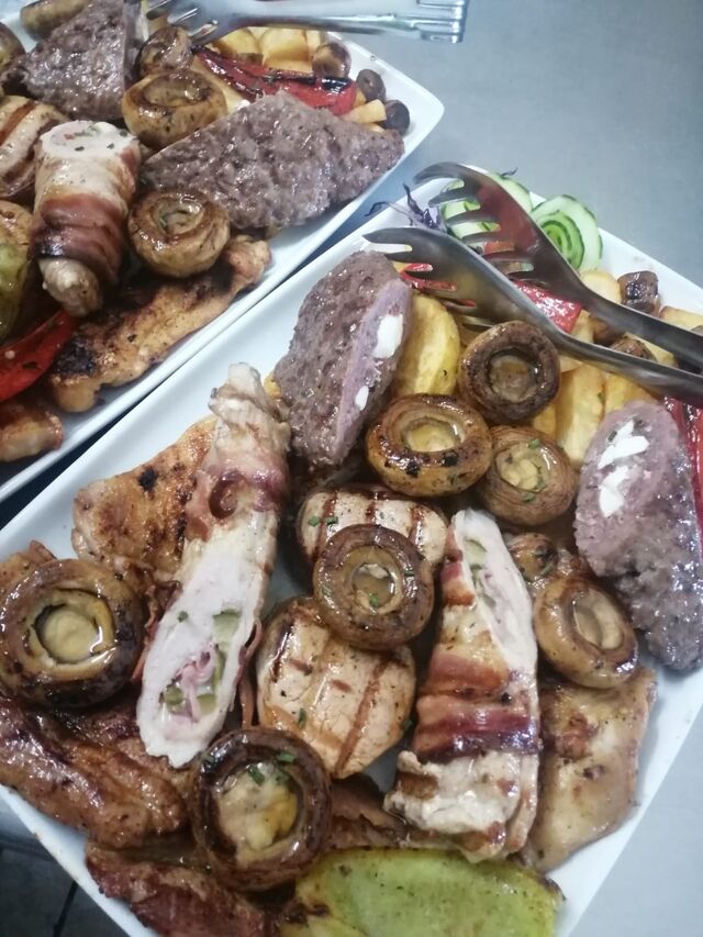 Mesna plata sa prilozima