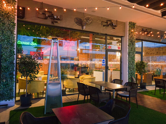 Terraza, estufa, luces y comida de calidad