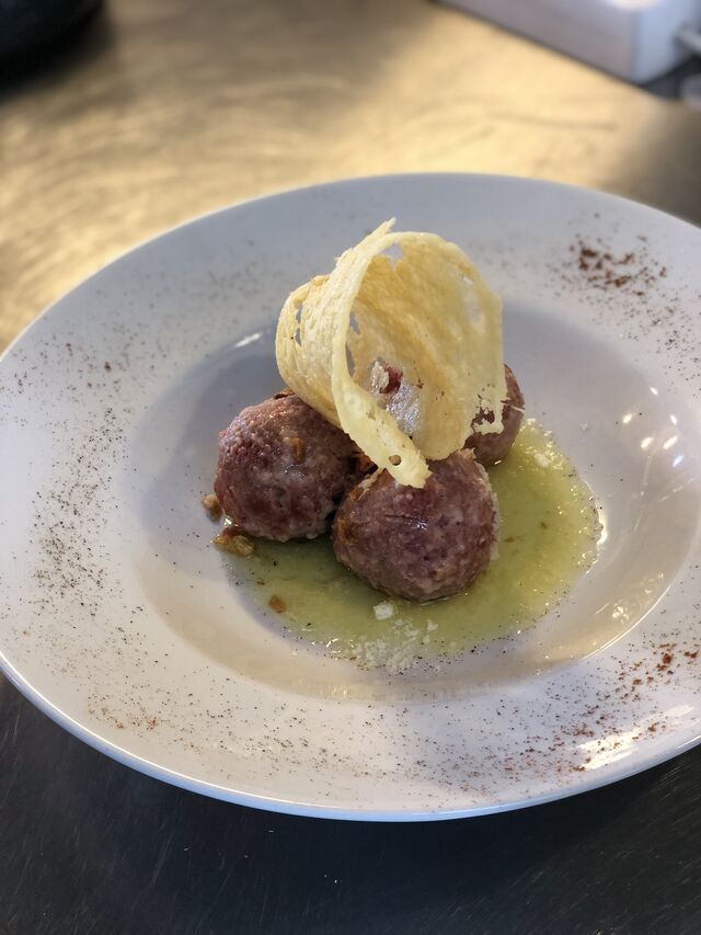 canederli alla barbabietola, con cialda di parmigiano e burro fuso