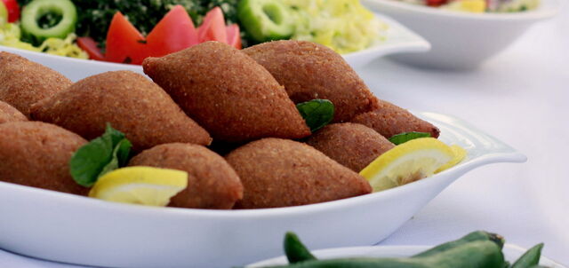 KEBBE BOULETTE (Boulette de viande hachée et blé concassé, farci avec des viandes, bignon de pin, oignon. )