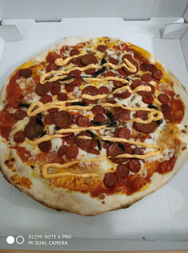 piquante 12€base tomate / mozzarella / merguez / chorizos / champignons / sauce samourai 