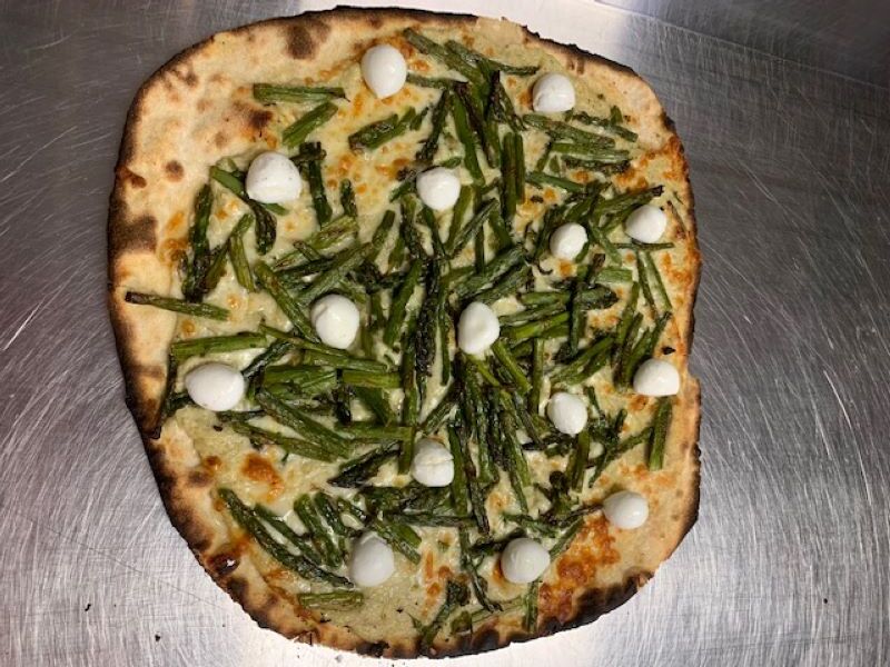 PIZZA ASPERGE ( pizza éphémère produite en mai )
