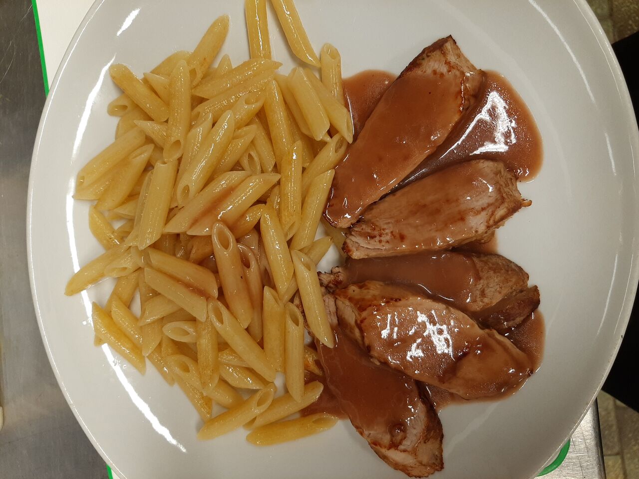 Schweinefilet in Madeirasoße und Nudel