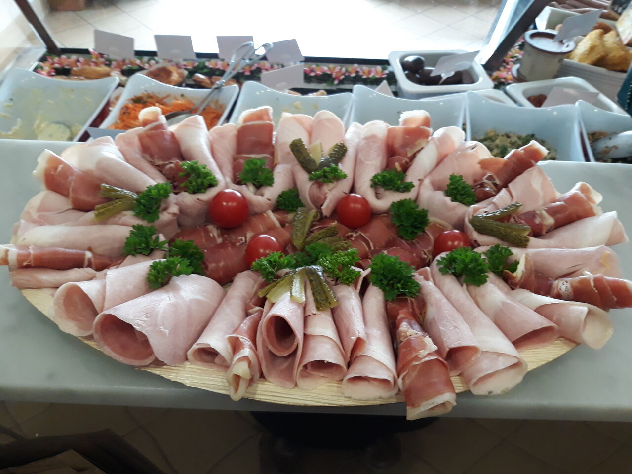 Plateau de charcuterie pour un buffet de communion