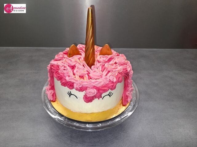 Layer cake licorne : biscuit moelleux au cacao sans gluten, gelée de framboises, chantilly au chocolat blanc, vanille de Tahiti