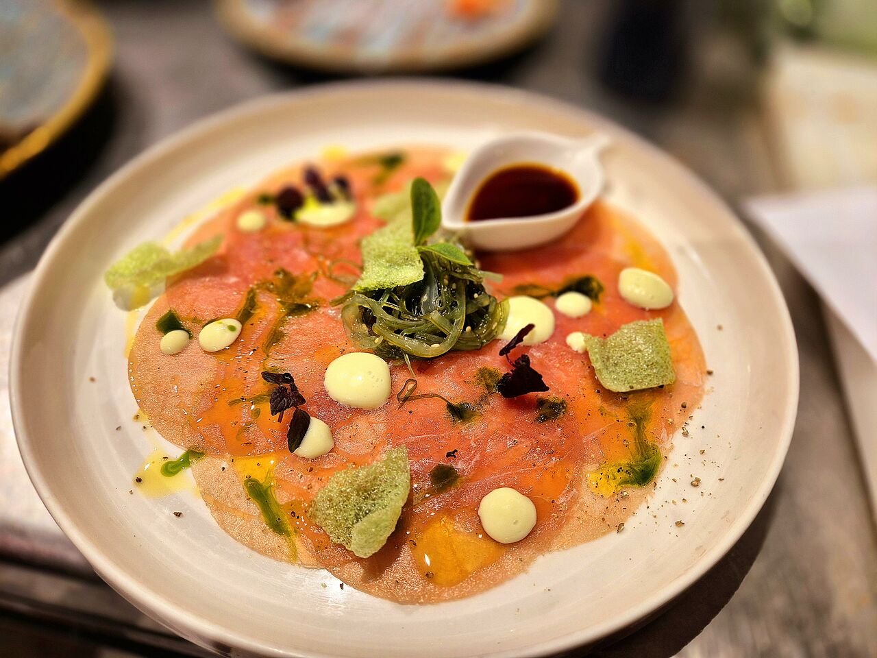 Carpaccio van tonijn | soja-saus | wasabi-mayonaise | zeewiersalade | kroepoek van wasabi