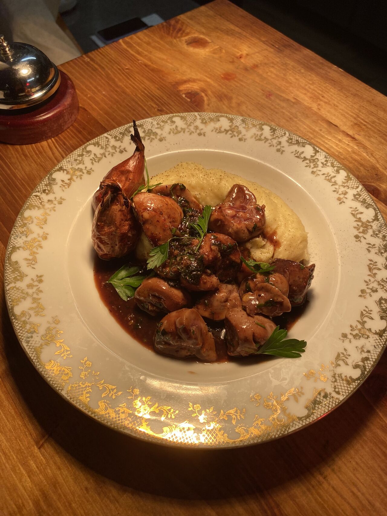 Rognons de veau sauce porto rouge, échalottes confites, purée maison