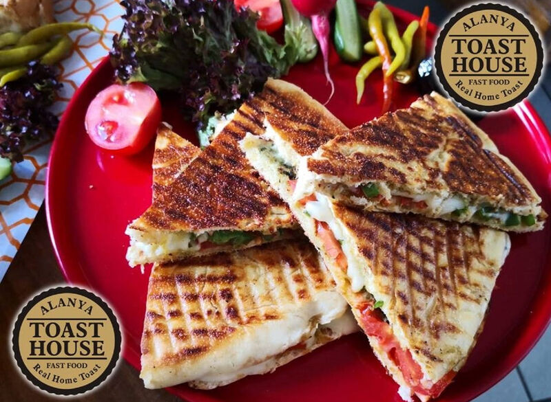 Bazlama Ekmeğinde Kaşarlı Fesleğenli Tost