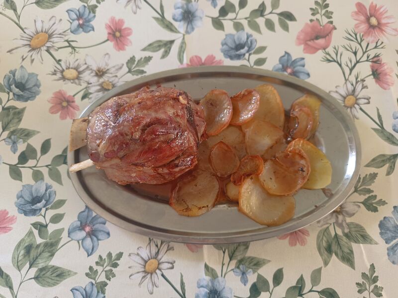 CODILLO CON PATATAS ASADAS