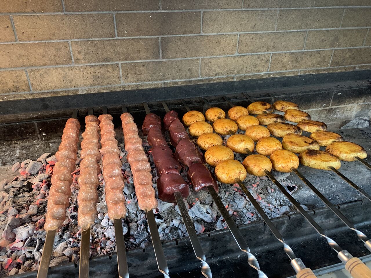 Frische Grillspezialitäten von unserem Holzkohlengrill