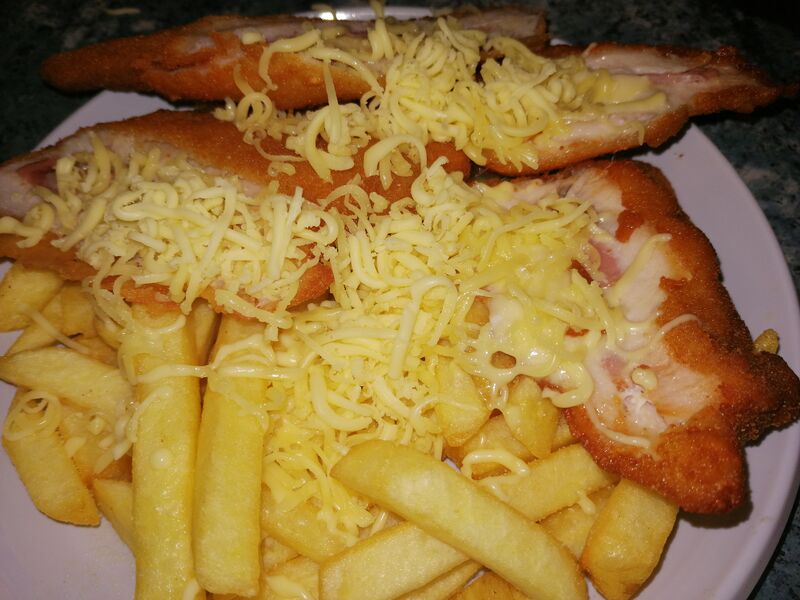 Cordon bleu csirkemellből körettel 2690ft